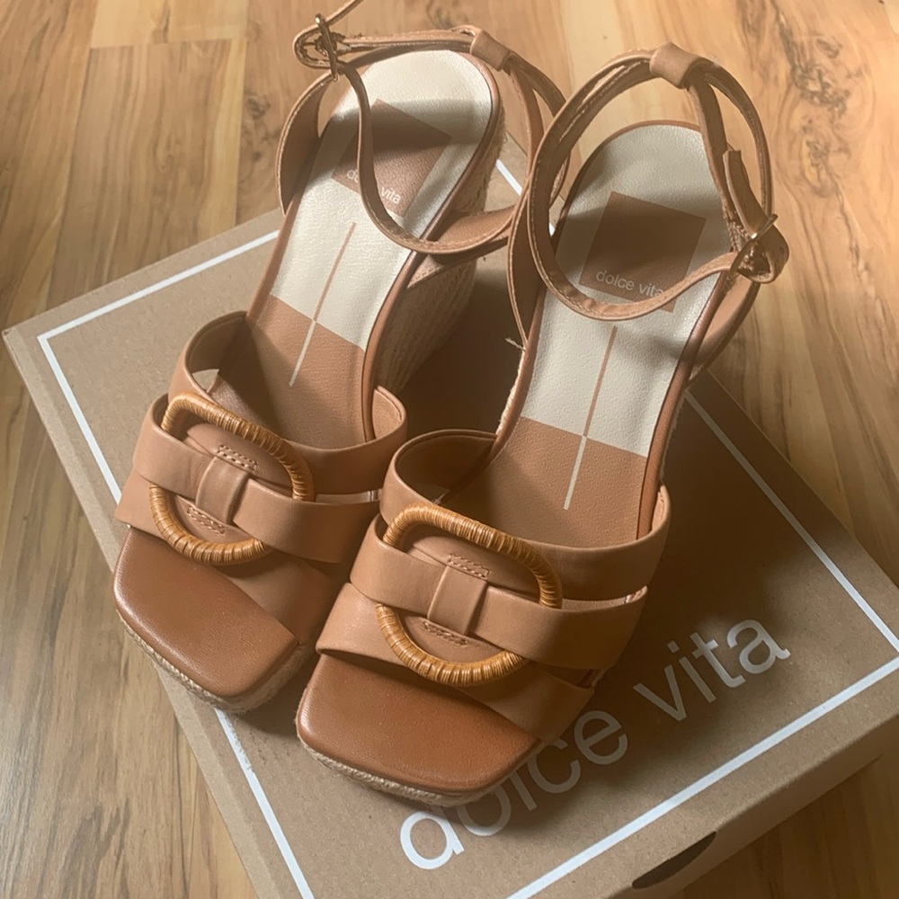 Dolce Vita tan sandal 4” wedge size 6
Model: Maze